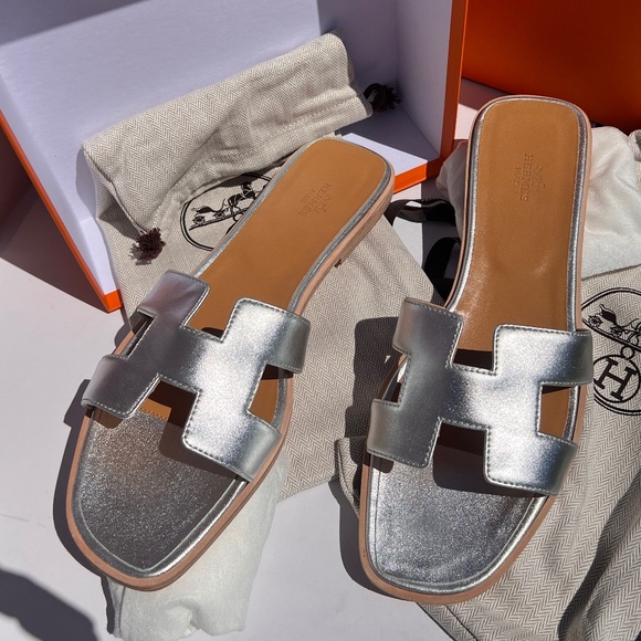 HERMES ORAN WOMENS  SILVER LEATHER SANDALS - Picture 1 of 3